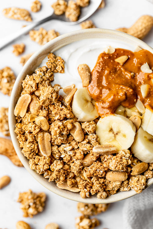 Redécouvrez un incontournable du petit-déjeuner : le Granola Cacahuète Funkie.
Beaucoup de crunchy et rien de bizarre à l’intérieur. Avec une composition toujours irréprochable (sans huile ni sucres raffinés) et une bonne dose de gourmandise pour réveiller vos matins.