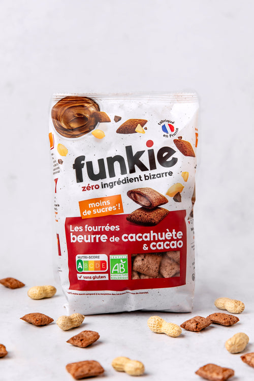 Voici les Fourrées de Funkie, les céréales de notre enfance revisitées à la composition irréprochable.
Craquez pour leur cœur fondant au beurre de cacahuète & cacao dans une délicieuse céréale croustillante elle aussi au cacao. Pour deux fois plus de gourmandise !