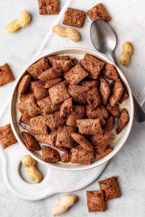 Voici les Fourrées de Funkie, les céréales de notre enfance revisitées à la composition irréprochable.
Craquez pour leur cœur fondant au beurre de cacahuète & cacao dans une délicieuse céréale croustillante elle aussi au cacao. Pour deux fois plus de gourmandise !