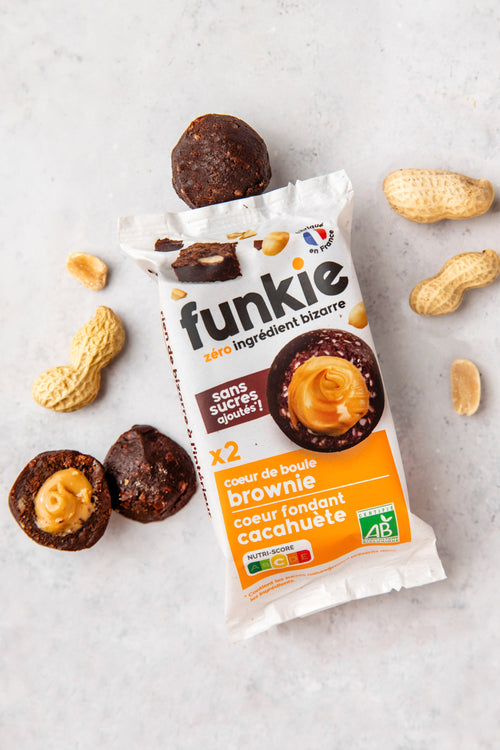 Cœur de Boule c'est l'en-cas parfait sur le pouce ou à emporter, gourmand et sans sucres ajoutés.
Cette saveur allie l’intensité du cacao et l'onctuosité du beurre de cacahuète : le combo parfait.