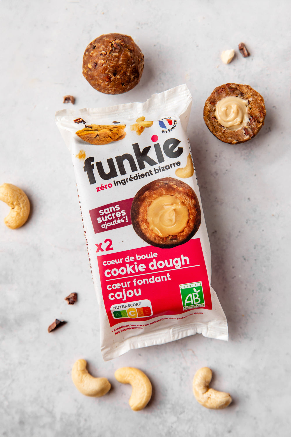 Cœur de Boule c'est l'en-cas parfait sur le pouce ou à emporter, gourmand et sans sucres ajoutés.
Ici, une version funkie du “cookie dough” avec une coque avoine & cacao cru, et un cœur fondant à la noix de cajou.