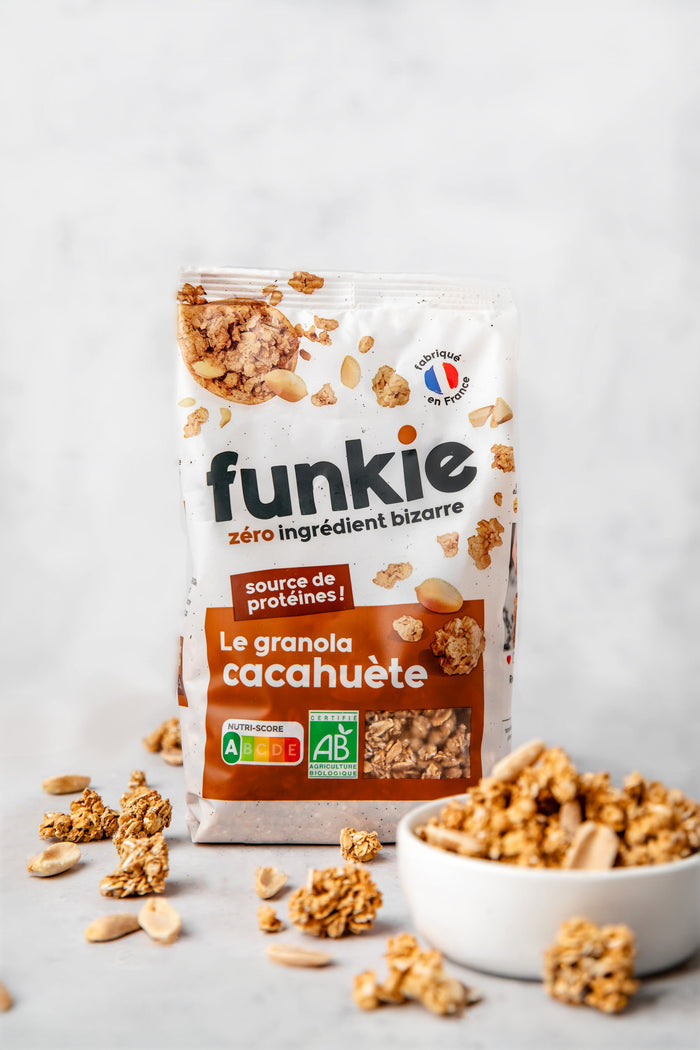 Redécouvrez un incontournable du petit-déjeuner : le Granola Cacahuète Funkie.
Beaucoup de crunchy et rien de bizarre à l’intérieur. Avec une composition toujours irréprochable (sans huile ni sucres raffinés) et une bonne dose de gourmandise pour réveiller vos matins.