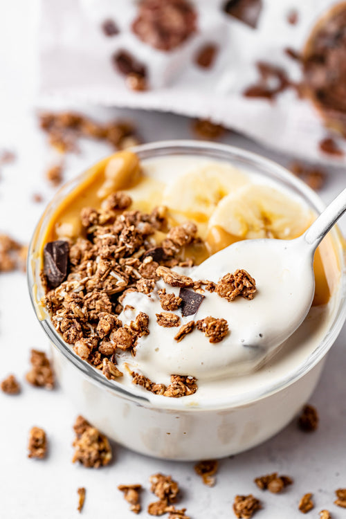Redécouvrez un incontournable du petit-déjeuner : le Granola Chocolat Funkie.
Beaucoup de crunchy et rien de bizarre à l’intérieur. Avec une composition toujours irréprochable (sans huile ni sucres raffinés) et une bonne dose de gourmandise pour réveiller vos matins.