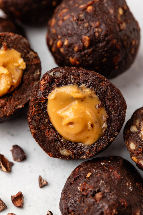 Cœur de Boule c'est l'en-cas parfait sur le pouce ou à emporter, gourmand et sans sucres ajoutés.
Cette saveur allie l’intensité du cacao et l'onctuosité du beurre de cacahuète : le combo parfait.