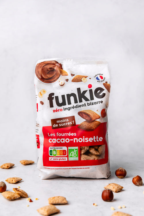 Voici les Fourrées de Funkie, les céréales de notre enfance revisitées à la composition irréprochable.

Craquez pour leur cœur fondant cacao-noisette dans une délicieuse céréale croustillante : le goût de l'enfance 2.0 !