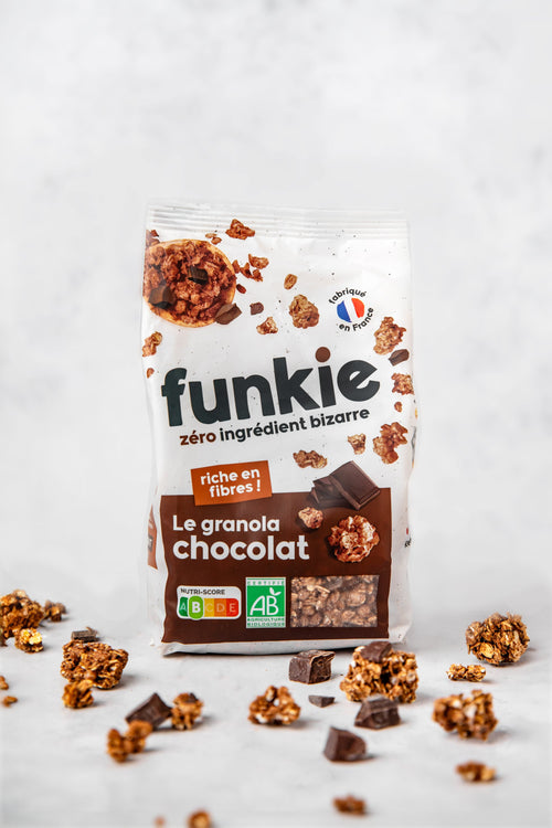 Redécouvrez un incontournable du petit-déjeuner : le Granola Chocolat Funkie.

Beaucoup de crunchy et rien de bizarre à l’intérieur. Avec une composition toujours irréprochable (sans huile ni sucres raffinés) et une bonne dose de gourmandise pour réveiller vos matins.