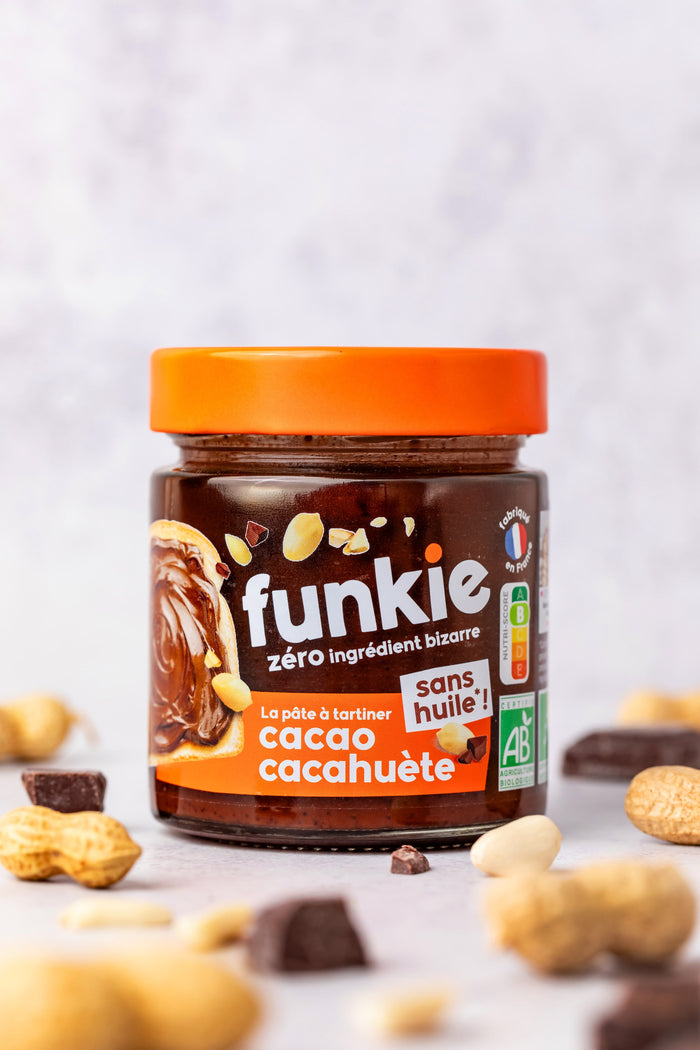 Funkie, la pâte à tartiner onctueuse - cacao cacahuète saine, gourmande et sans huile du tout. La meilleure alternative du rayon pâte à tartiner.