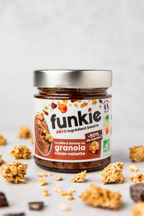 Funkie a fusionné 2 incontournables du petit-déjeuner pour créer : la pâte à tartiner au granola.

C'est l'onctuosité d'une pâte à tartiner associée aux côtés crunchy et nutritif du granola. Aussi équilibrée que du granola, aussi gourmande qu'une pâte à tartiner !