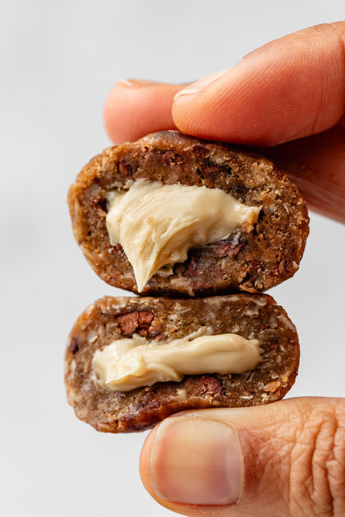 Cœur de Boule c'est l'en-cas parfait sur le pouce ou à emporter, gourmand et sans sucres ajoutés.

Ici, une version funkie du “cookie dough” avec une coque avoine & cacao cru, et un cœur fondant à la noix de cajou.